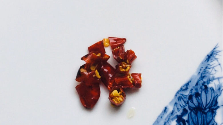 丝瓜炒虾仁,干辣椒切碎~