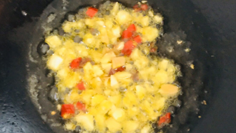 丝瓜炒虾仁,姜、蒜、<a style='color:red;display:inline-block;' href='/shicai/ 700'>花椒</a>、干辣椒,爆香~