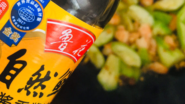 丝瓜炒虾仁,加酱香酱油~