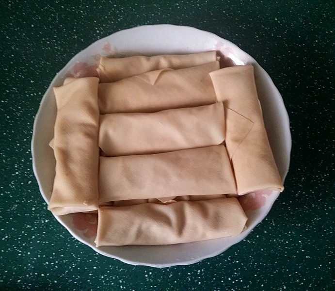 千张包肉,餐碟里放些葱段,再依次排入卷好的千张包肉