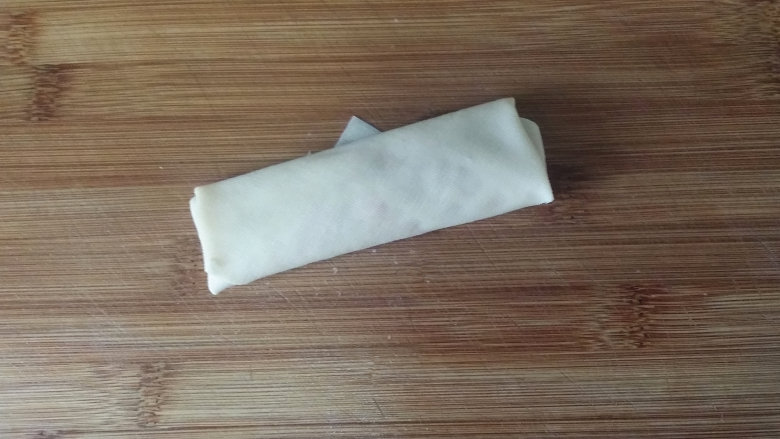 千张包肉,然后再向上折叠成长条状,一个千张包肉卷就做好了
