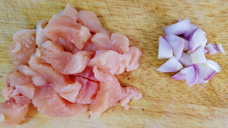 千张包肉,鸡胸肉切块,小圆葱切碎。