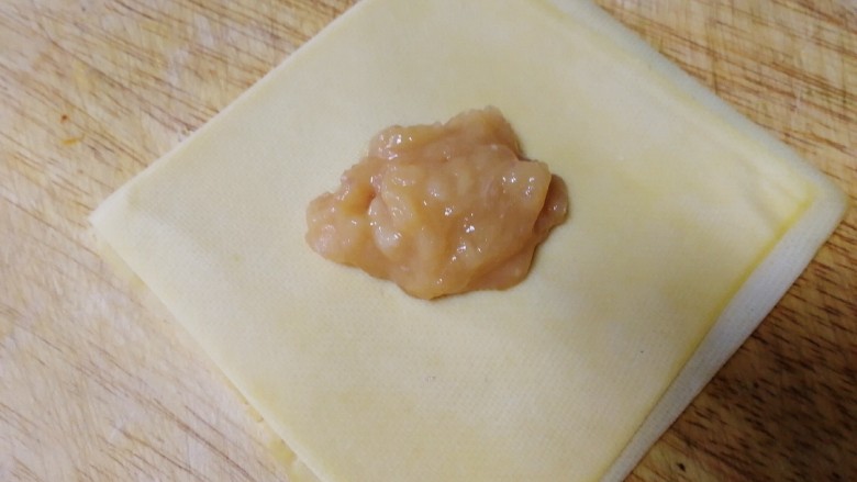 千张包肉,千张切正方形,中间放上肉泥。
