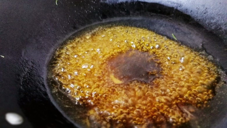 千张包肉,倒入锅里,中火加热至起泡汤汁浓稠。