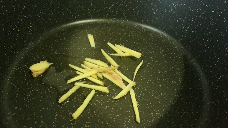 葱油鳊鱼,锅里加热,加食用油,加姜丝炒香