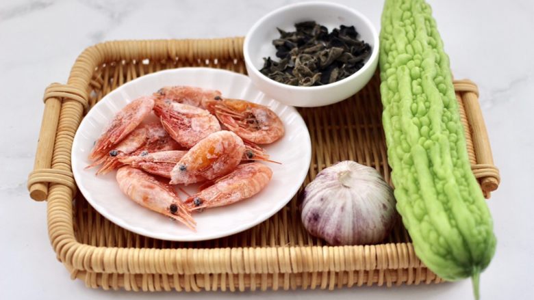 苦瓜木耳炒北极虾,首先备齐所有的食材,<a style='color:red;display:inline-block;' href='/shicai/ 298'>北极虾</a>提前从冰箱里拿出来解冻。