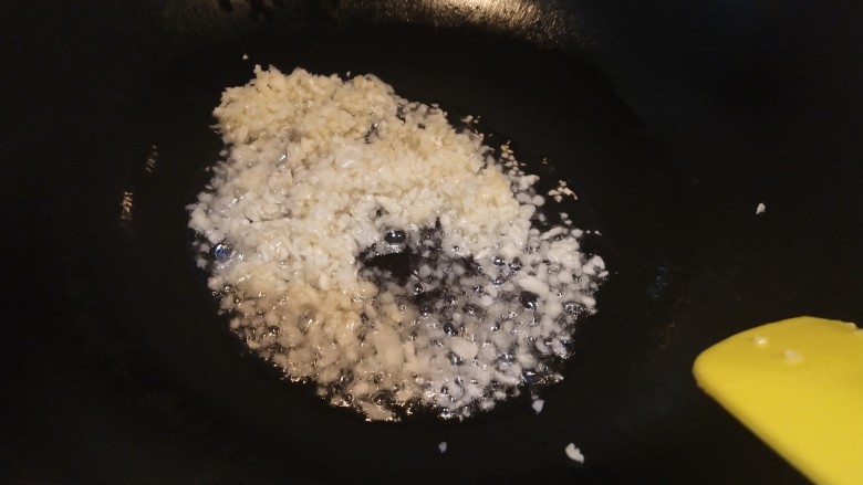 家常肉沫蒜蓉烤茄子(烤箱版),锅内加油炒香蒜末,油要多一点