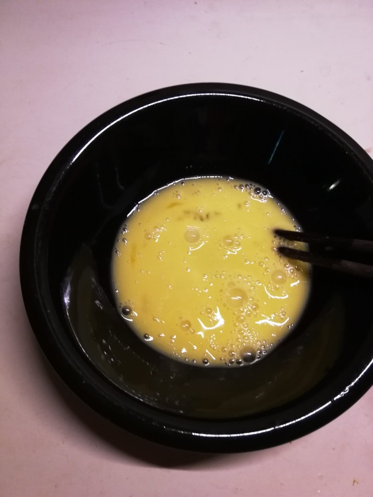 丝瓜炒鸡蛋,<a style='color:red;display:inline-block;' href='/shicai/ 9'>鸡蛋</a>敲入碗中 打散