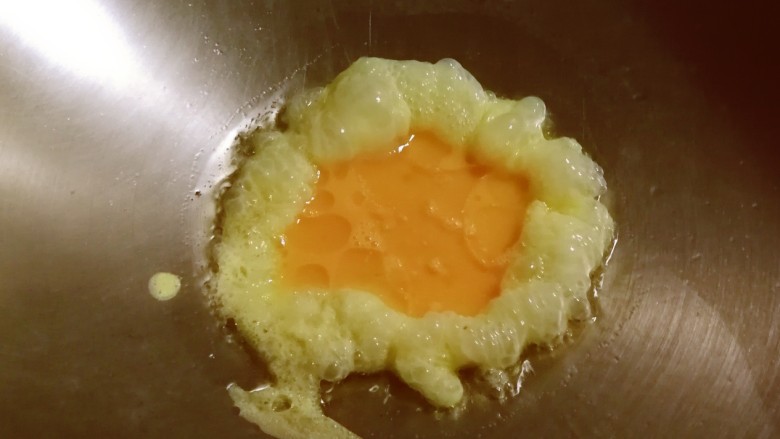 丝瓜炒鸡蛋,起油锅 油热后倒入打散的鸡蛋