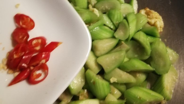 丝瓜炒鸡蛋,放入红尖椒 关火