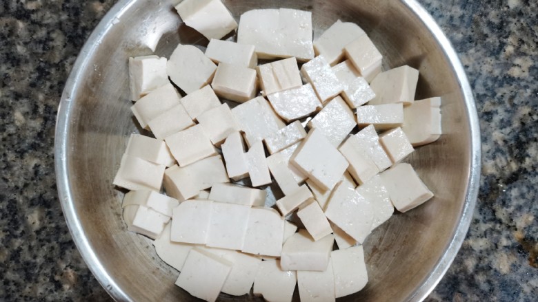 豆腐蒸蛋,再把开水倒干净,再撕点盐把豆腐腌制一会,以便入味