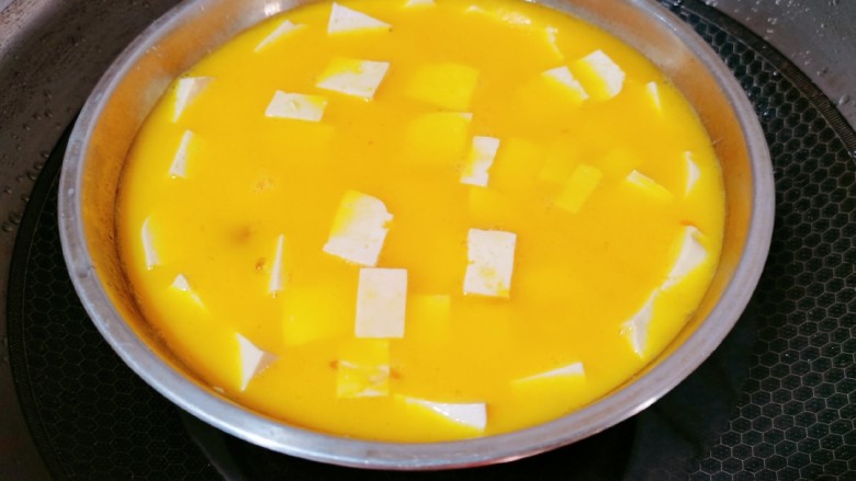 豆腐蒸蛋,锅中烧开水,再隔水蒸五分钟左右