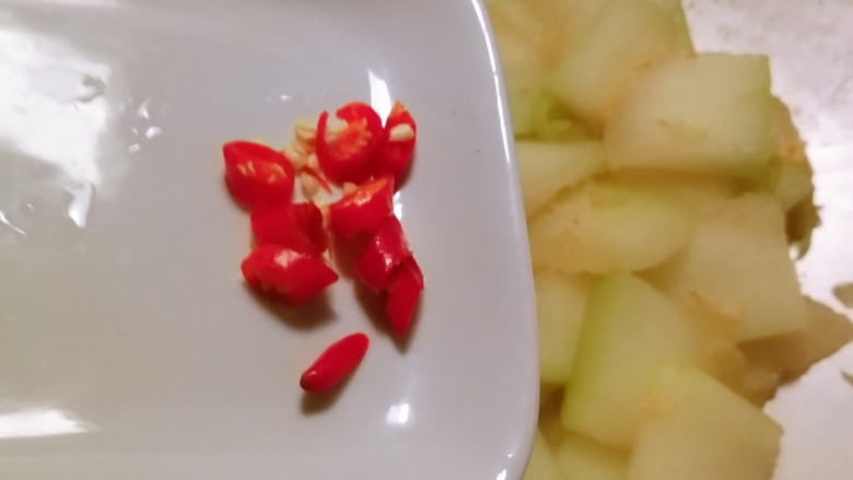 清炒冬瓜片,放入红尖椒圈 关火