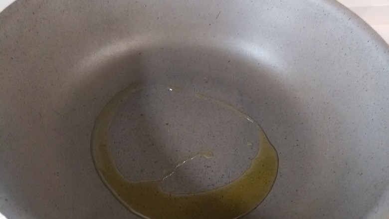 豆腐鱼头汤,锅中倒入适量油。