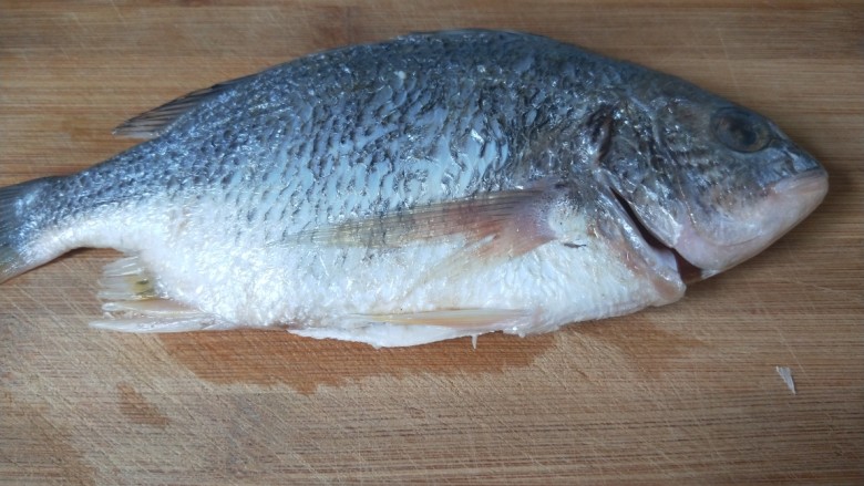 豆腐鱼头汤,鱼身划几刀。