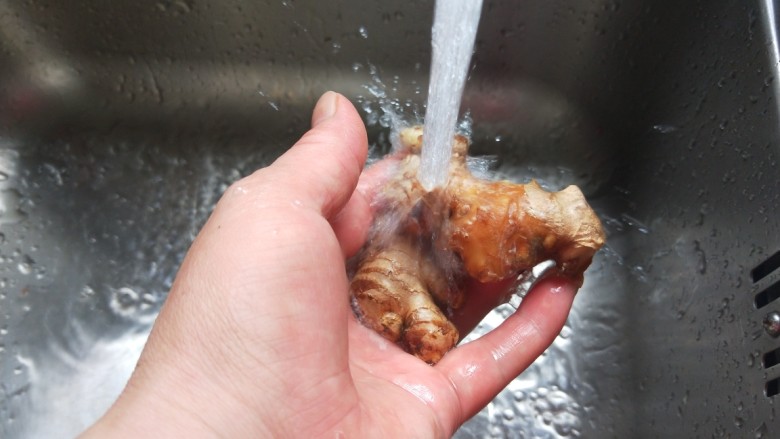 豆腐鱼头汤,伏地姜洗干净去皮。