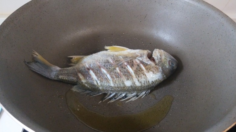 豆腐鱼头汤,转中小火。