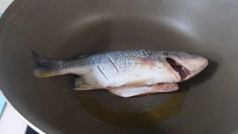 豆腐鱼头汤,大火烧热。