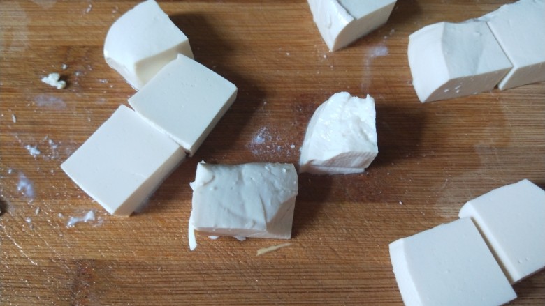 豆腐鱼头汤,切成小块。
