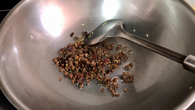 豆腐蒸蛋➕花动一山春色,准备臊子:热锅少许油,加入肉末(阿晨这个肉末是早上炒菜剩下的),煸炒一分钟