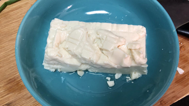 豆腐蒸蛋➕花动一山春色,内脂豆腐去包装放入盘中,阿晨不小心摔了一下有点碎了