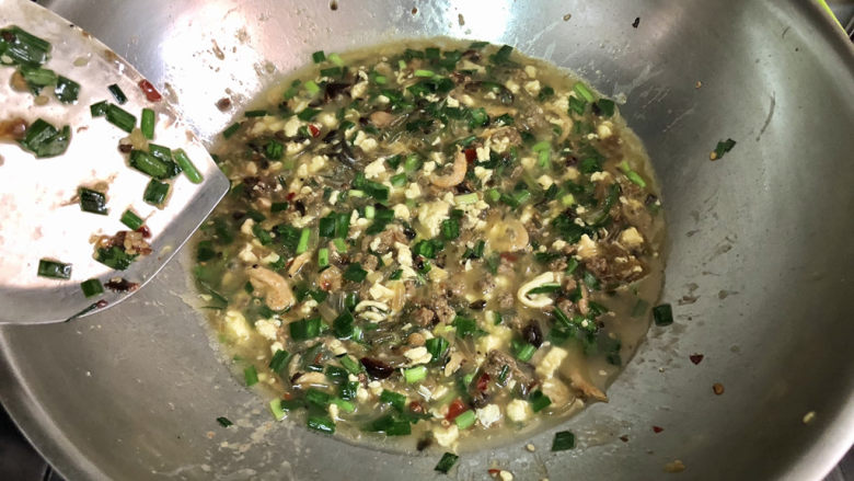 豆腐蒸蛋➕花动一山春色,煮开后,中小火炖煮两分钟。