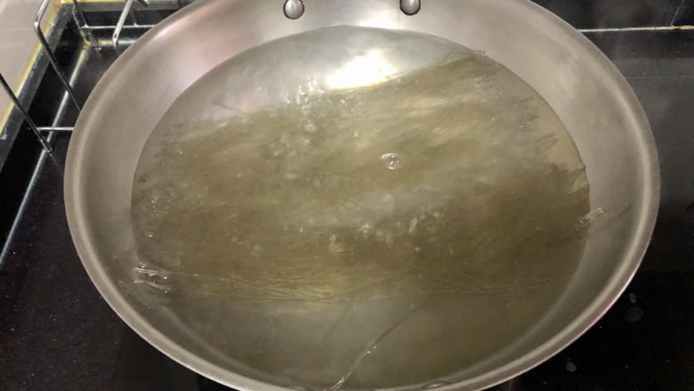 韭菜锅贴➕绿酒一杯歌一遍,坐锅烧水,水开放入粉条,关火焖5分钟