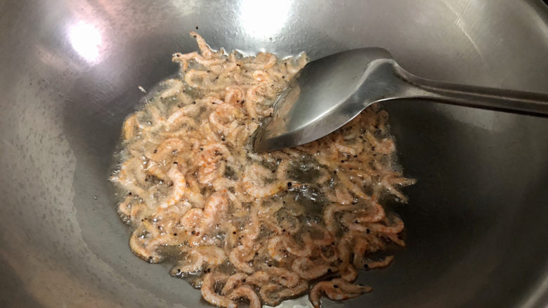 韭菜锅贴➕绿酒一杯歌一遍,热锅加适量食用油,加入虾米,小火炒到焦黄