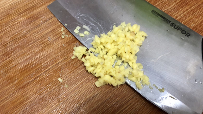 韭菜锅贴➕绿酒一杯歌一遍,改刀:姜切姜末