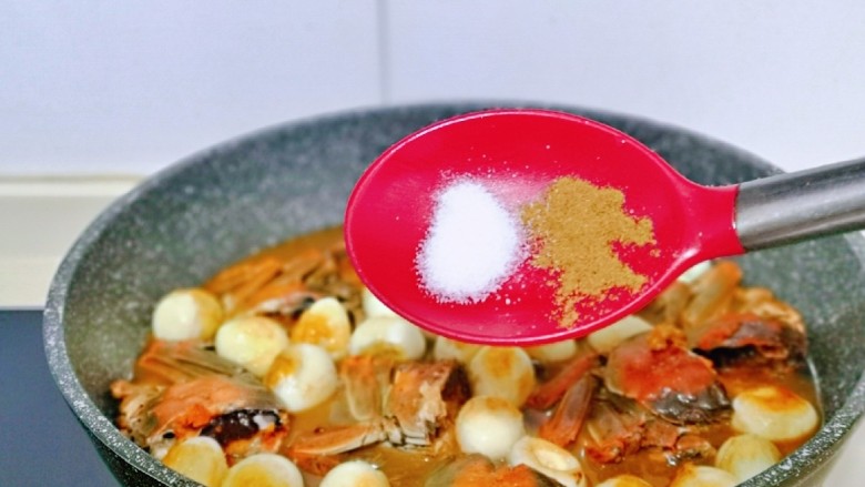香辣螃蟹,加入煎过的鹌鹑蛋,大火烧开,按个人口味加入盐,<a style='color:red;display:inline-block;' href='/shicai/ 829'>十三香</a>,转中小火煮10分钟。