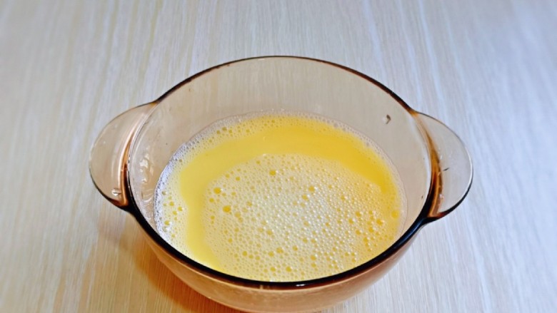 豆腐蒸蛋,加入鸡蛋液的等量水,水量1:1,用手动打蛋器打至均匀。