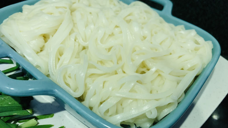 老北京炸酱面,盛碗里,铺上黄瓜丝,韭菜炒香铺上,加上炒好的鸡胸肉笋酱
