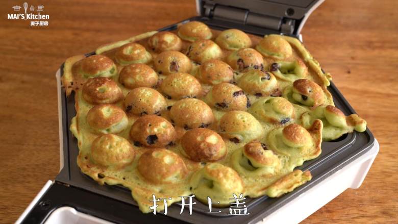 抹茶红豆控必做【抹茶红豆鸡蛋仔】,撒上煮熟的<a style='color:red;display:inline-block;' href='/shicai/ 3607'>红豆</a>,盖上上盖,翻转烘烤3分钟即可。