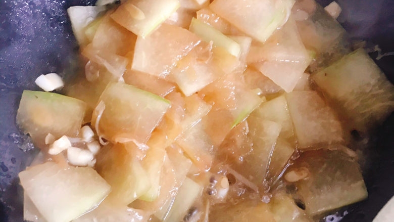清炒冬瓜片,加入适量的清<a style='color:red;display:inline-block;' href='/shicai/ 156925'>水</a>炖冬瓜,炖至冬瓜透明