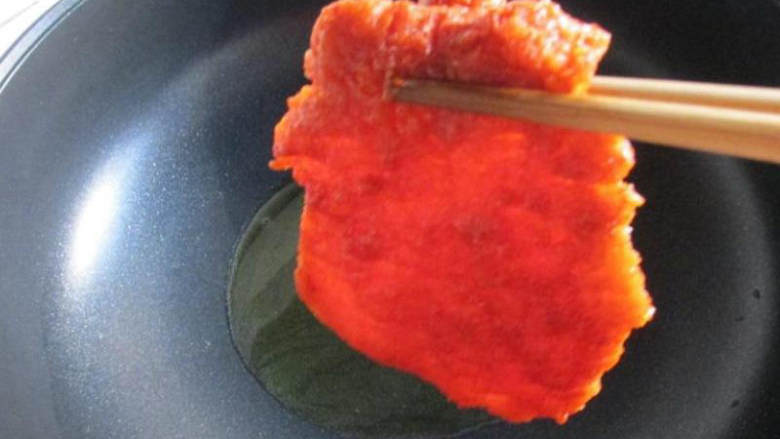 香煎黑胡椒牛排,热锅倒入<a style='color:red;display:inline-block;' href='/shicai/ 851'>橄榄油</a>,把牛肉放入