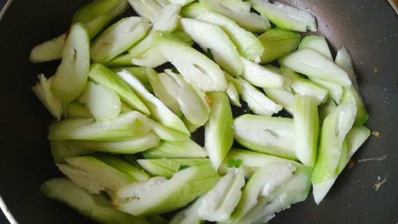 丝瓜炒鸡蛋,倒入丝瓜大火翻炒