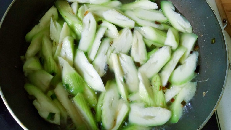 丝瓜炒鸡蛋,翻炒片刻后,加入适量清水炒熟