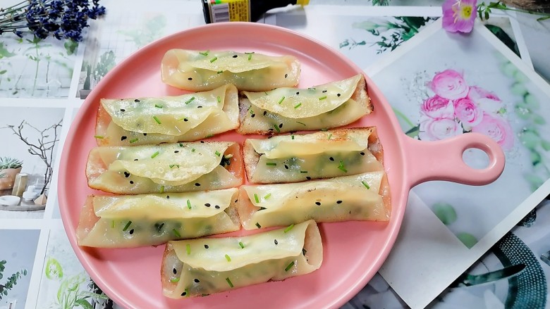 韭菜锅贴,拍上成品图,一道外脆里嫩鲜香可口的韭菜锅贴就完成了。