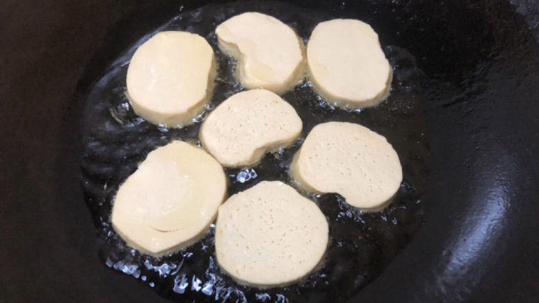红烧素鸡,把素鸡一片一片放进去煎,注意素鸡如果有水,先用厨房纸擦干,不然容易爆