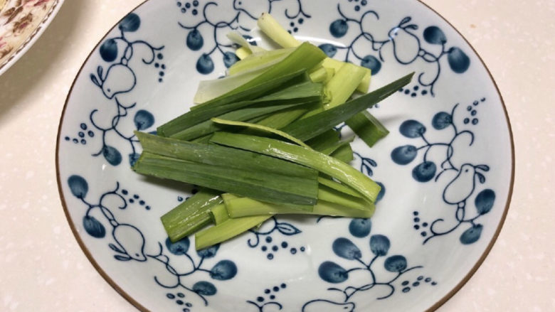 红烧素鸡,切1-2根,切成小段备用