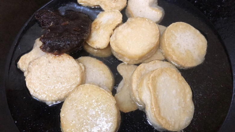 红烧素鸡,然后连同泡的水一起倒入锅内煮,加入肉汤