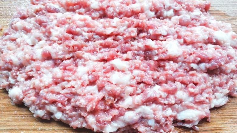 千张包肉,肉剁成末