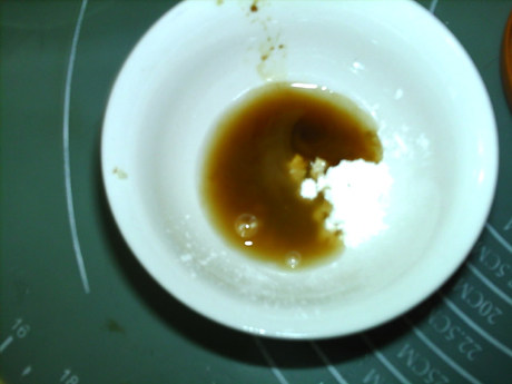 葱爆鱿鱼,酱油,水,淀粉,少量盐倒入小碗,搅拌均匀,备用。