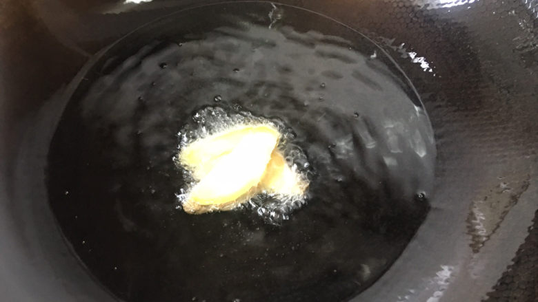 葱油鳊鱼,锅里放入适量的油,爆香生姜
