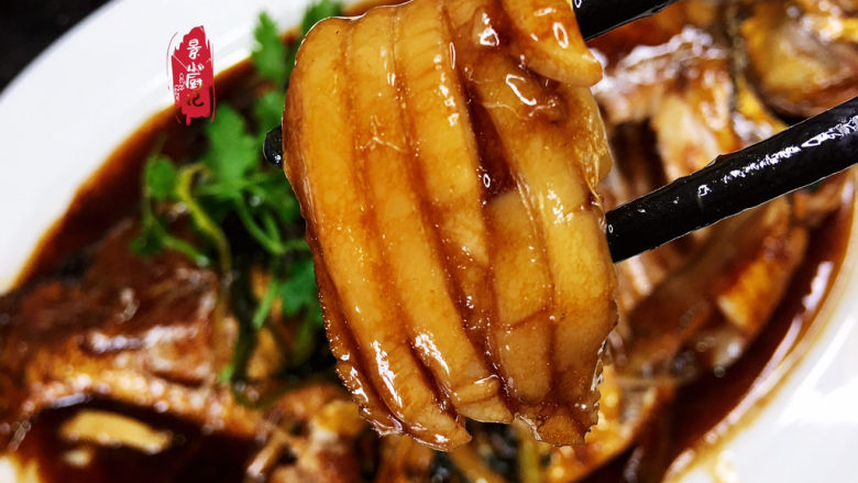葱油鳊鱼,装盘,酱香入味