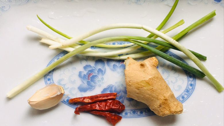 千张包肉,蒸的时候,配调料,葱、姜、蒜、干辣椒~