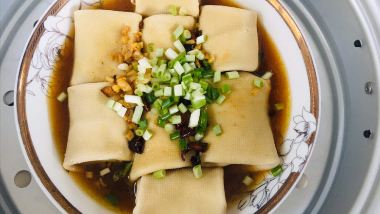 千张包肉,在撒入葱花~