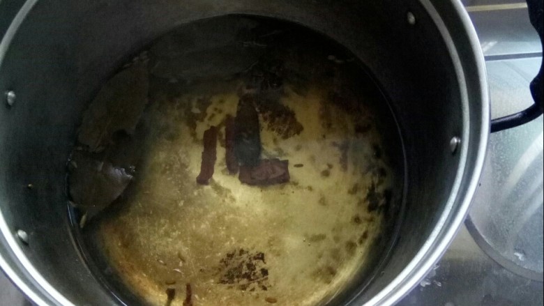 柠檬野山椒泡凤爪,放入锅中,加水煮十分钟。
