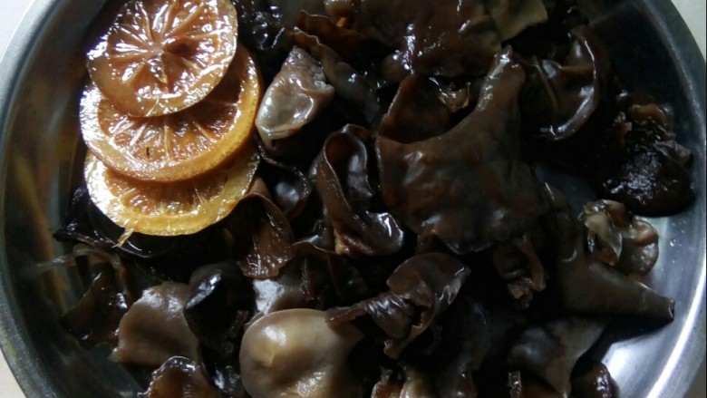 柠檬野山椒泡凤爪,木耳汆熟,沥干水份。