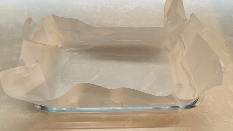 变废为宝双色芝士条,有水的附着力油纸就稳定下来了,放一边待用。